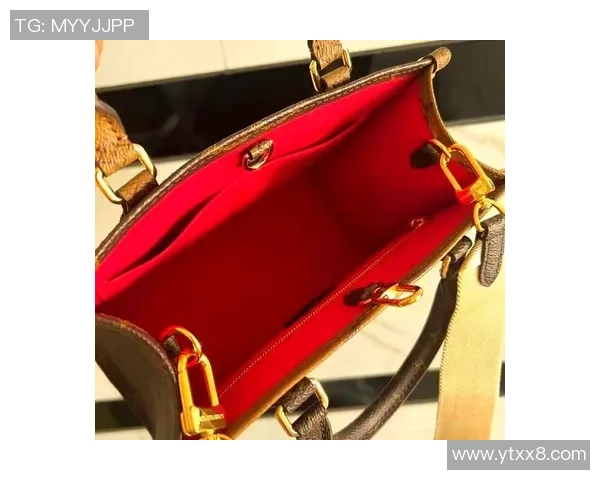 足球明星专属lv盥洗包时尚潮流新选择尽显运动魅力与奢华风范